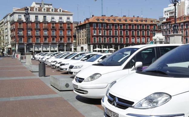 Taxistas en la Plaza Mayor de Valladolid. 