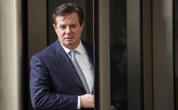 Fotografía de archivo fechada el 14 de febrero de 2018, que muestra al ex presidente de la campaña de Trump, Paul Manafort, mientras sale de la corte federal. 