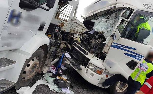 Imagen de los dos camiones tras el accidente.