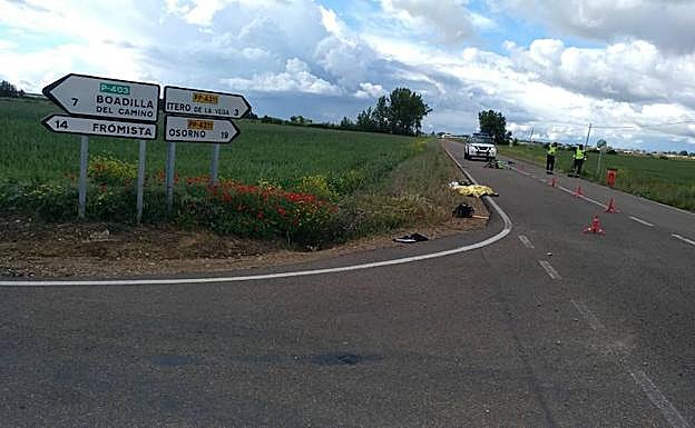 La Guardia Civil, en el lugar del accidente, en el término de Melgar. 