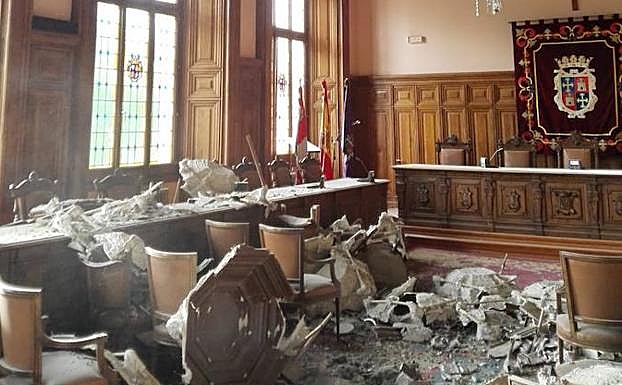 Estado en el que ha quedado el salón de plenos. 