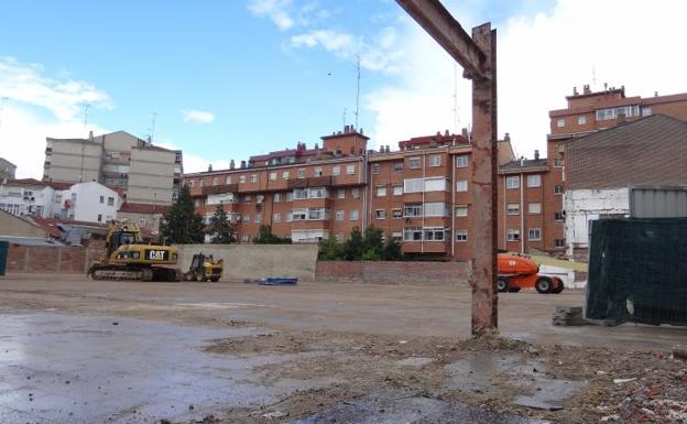 El solar situado entre las calles Cádiz y Huelva está ya libre de escombros.