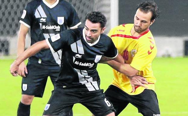 Diego León intenta robar el balón a Xavi Hernández, en su etapa con el Al-Mesaimeer de la liga catarí.