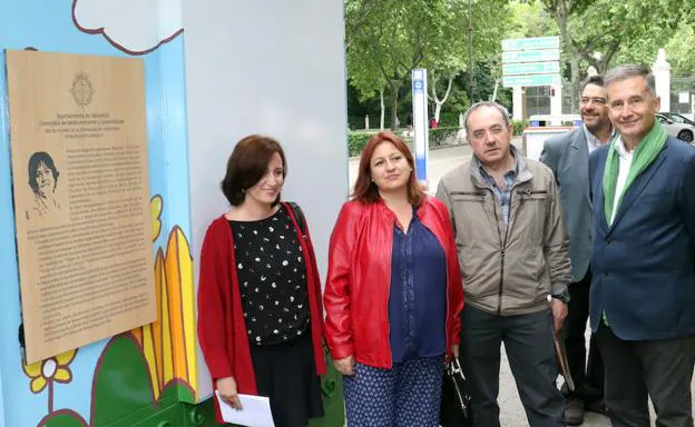 La concejala de Medio Ambiente, María Sanchez inagura una placa en Arco de Ladrillo 3 en homenaje a la doctora Victoria Cachorro.