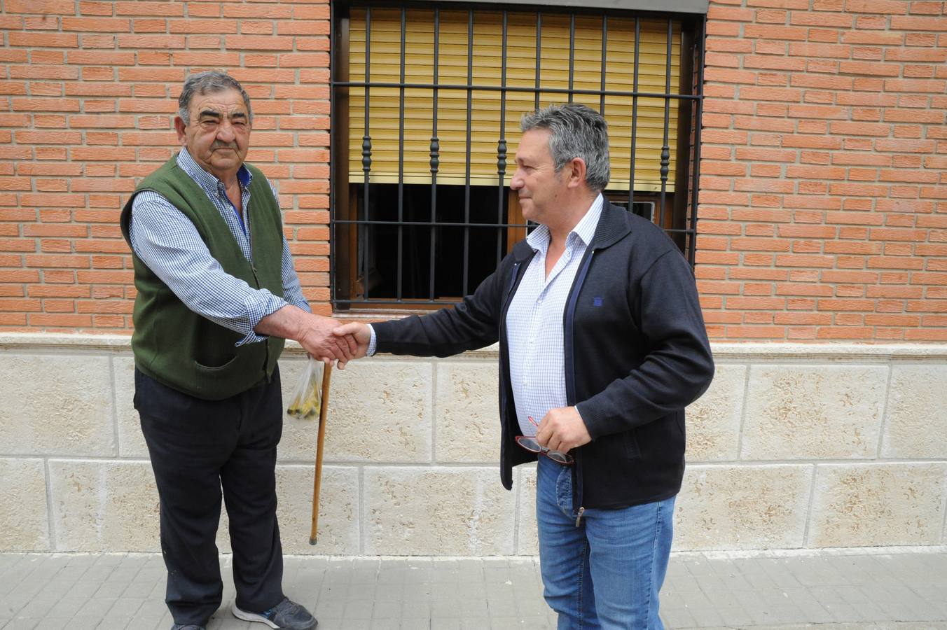 Julio Maroto recibe la felicitación de un vecino de la localidad.