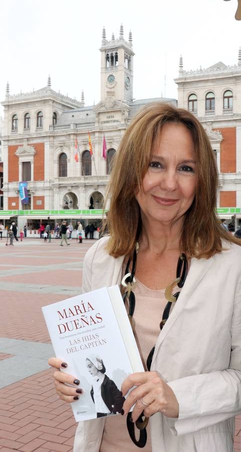 Fotos: María Dueñas, César Pérez Gellida y Salvador Robles en la Feria del Libro de Valladolid