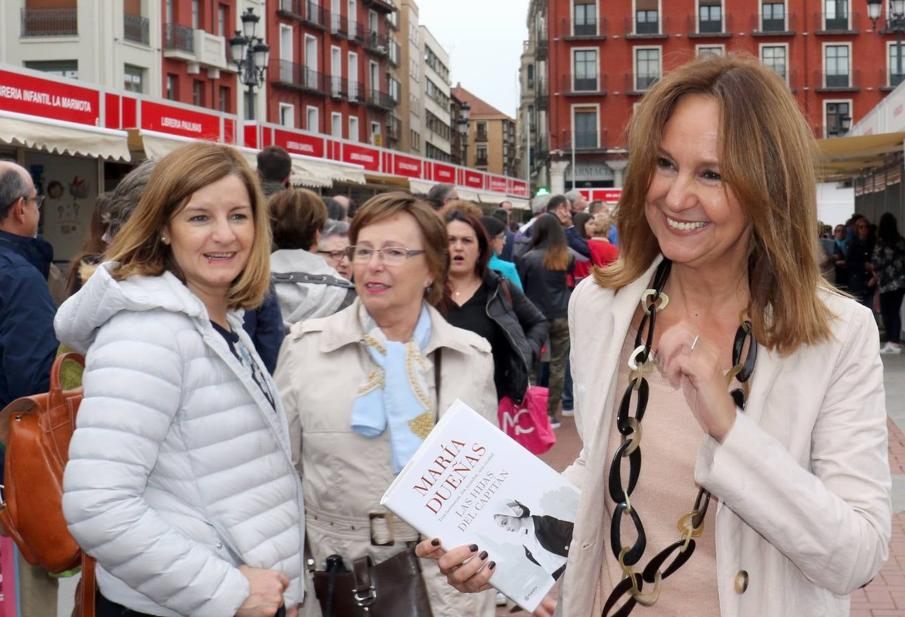 Fotos: María Dueñas, César Pérez Gellida y Salvador Robles en la Feria del Libro de Valladolid