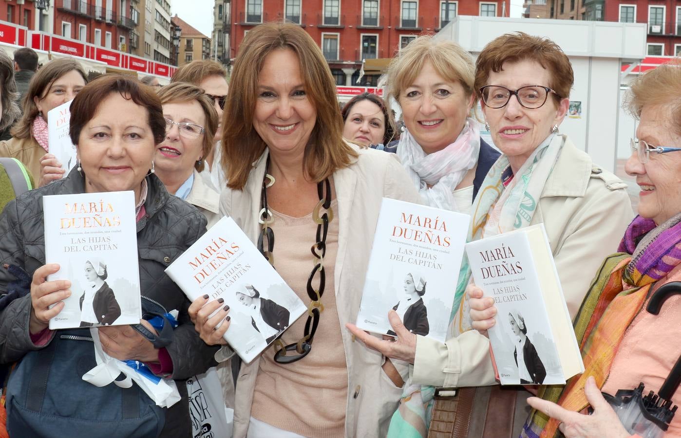 Fotos: María Dueñas, César Pérez Gellida y Salvador Robles en la Feria del Libro de Valladolid