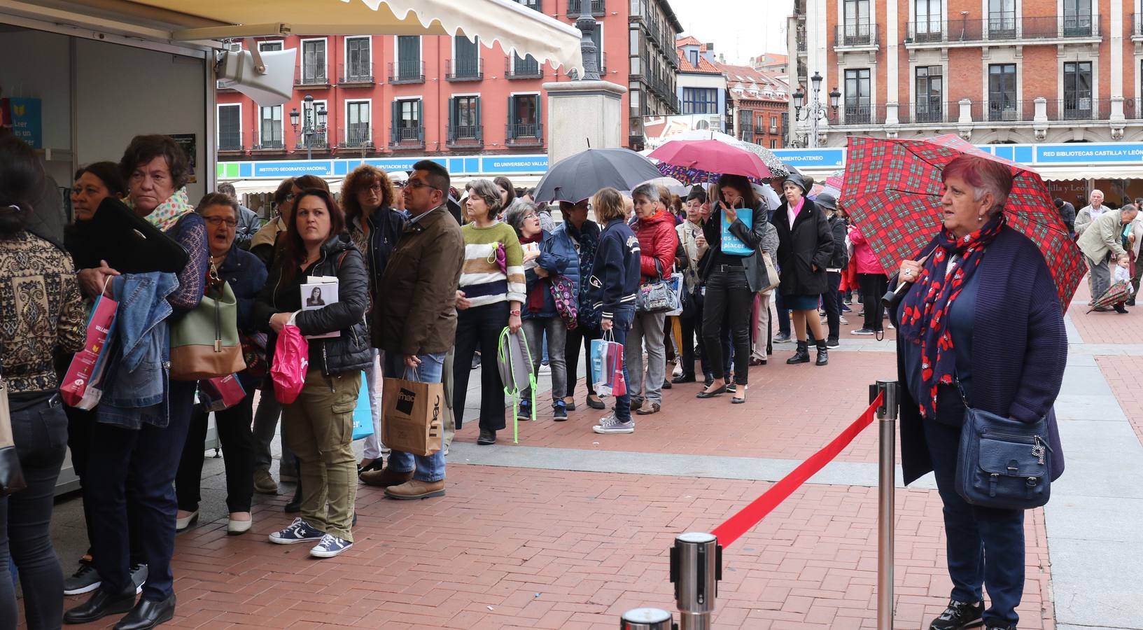 Fotos: María Dueñas, César Pérez Gellida y Salvador Robles en la Feria del Libro de Valladolid