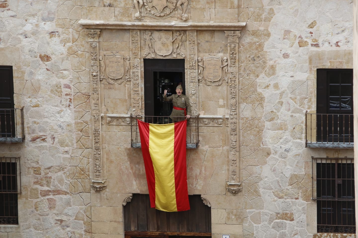 Fotos: El rodaje de Amenábar transforma la plaza de San Benito de Salamanca