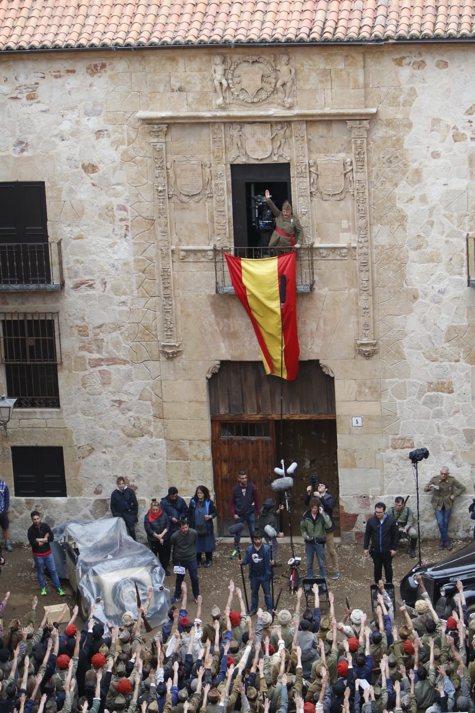 Fotos: El rodaje de Amenábar transforma la plaza de San Benito de Salamanca