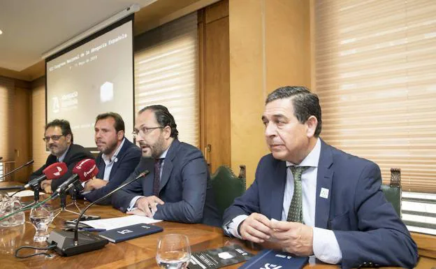 De izquierda a derecha, Jordi Albareda, vicesecretario general del Consejo General de la Abogacía Española; Óscar Puente, alcalde de Valladolid; Javier Garicano, decano del ICAVA; Julio Sanz Orejudo, presidente del CRACYL.