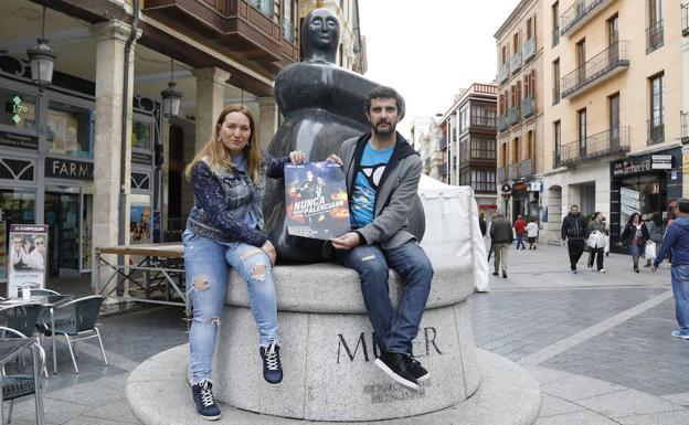 Roberto Pérez 'Chapu' e Inés Acebes, en el monumento a la mujer de la Calle Mayor de Palencia.