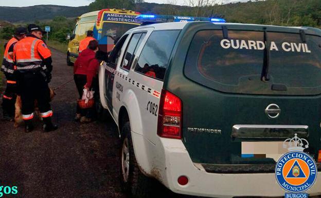 La Guardia Civil y Protección Civil trasladaron al herido hasta la ambulancia.