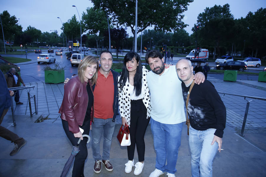 El cantante presentó su último trabajo 'Lo niego todo' en el Multiusos Sánchez Paraíso de la capital charra, dentro del ciclo 'Nuestras Voces', programado por el Ayuntamiento de Salamanca con motivo del VIII Centenario de la Universidad