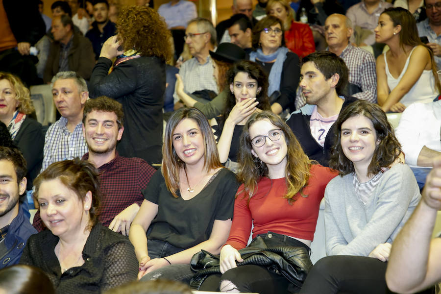 El cantante presentó su último trabajo 'Lo niego todo' en el Multiusos Sánchez Paraíso de la capital charra, dentro del ciclo 'Nuestras Voces', programado por el Ayuntamiento de Salamanca con motivo del VIII Centenario de la Universidad