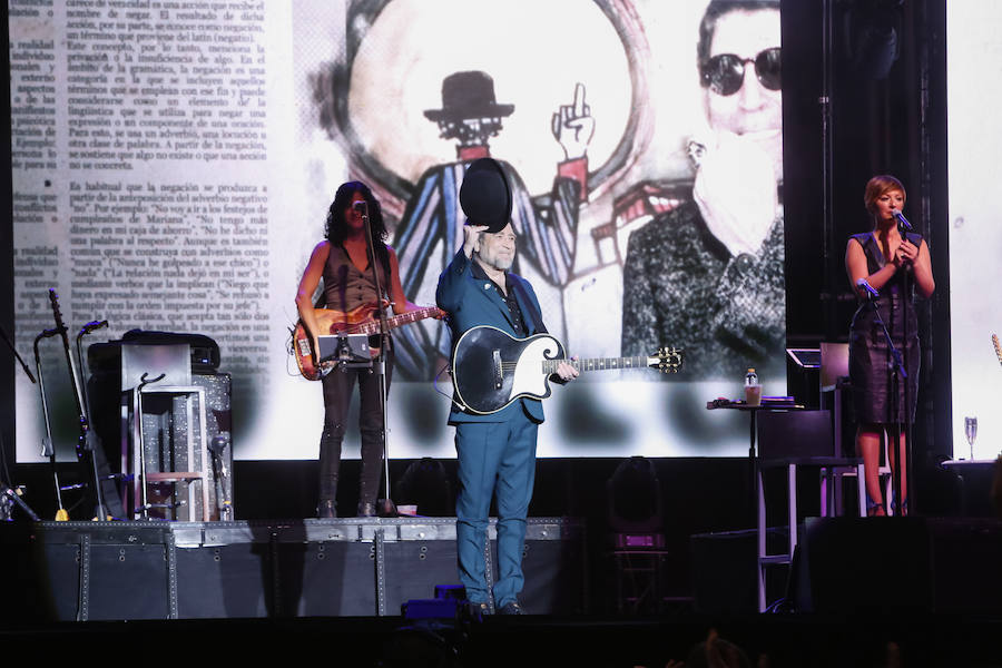 El cantante presentó su último trabajo 'Lo niego todo' en el Multiusos Sánchez Paraíso de la capital charra, dentro del ciclo 'Nuestras Voces', programado por el Ayuntamiento de Salamanca con motivo del VIII Centenario de la Universidad