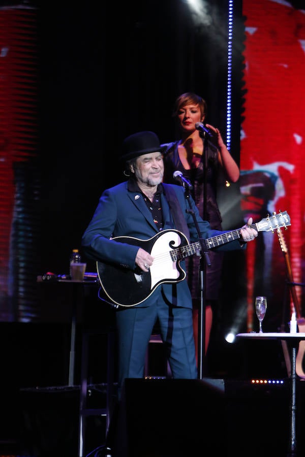 El cantante presentó su último trabajo 'Lo niego todo' en el Multiusos Sánchez Paraíso de la capital charra, dentro del ciclo 'Nuestras Voces', programado por el Ayuntamiento de Salamanca con motivo del VIII Centenario de la Universidad