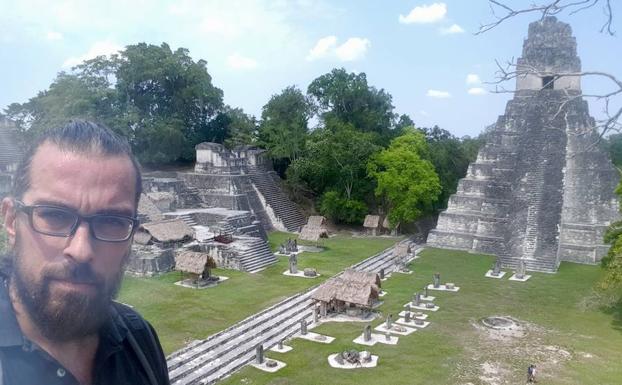 El palentino Javier San Segundo, en Guatemala poco antes de erupcionar el volcán. 