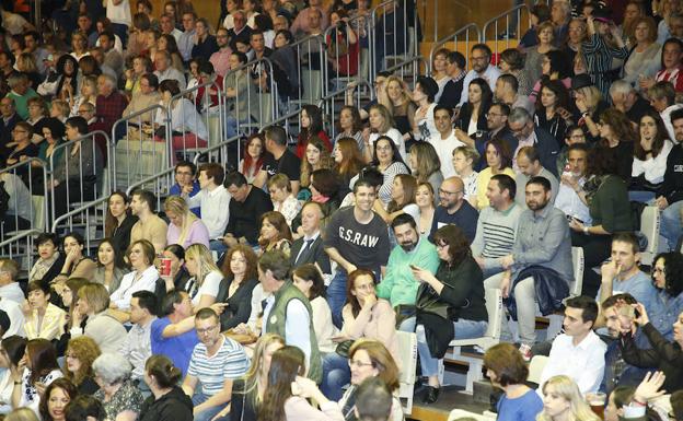 Galería. El Multiusos se llenó de un público heterodoxo que disfrutó del concierto.