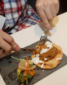 Imagen secundaria 2 - Arriba, los miembros de los distintos jurdos, el oficial, postres y sin gluten. Abajo, a la izquierda, preparación de la tapa del bar Zaqueo, A la derceha, otro pincho. 