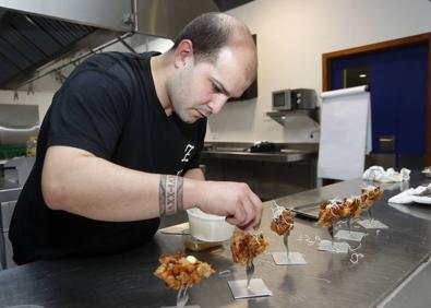 Imagen secundaria 1 - Arriba, los miembros de los distintos jurdos, el oficial, postres y sin gluten. Abajo, a la izquierda, preparación de la tapa del bar Zaqueo, A la derceha, otro pincho. 