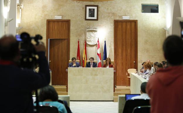 Carlos García Carbayo, Alfonso Fernández Mañueco y Carmen Sánchez Bellota ocupan la mesa presidencial de la sesión. 