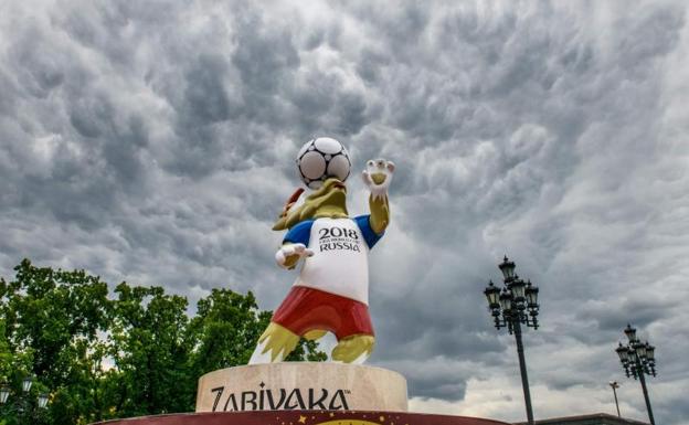 Estatua de Zabivaka, la mascota del Mundial, en una plaza de Moscú.