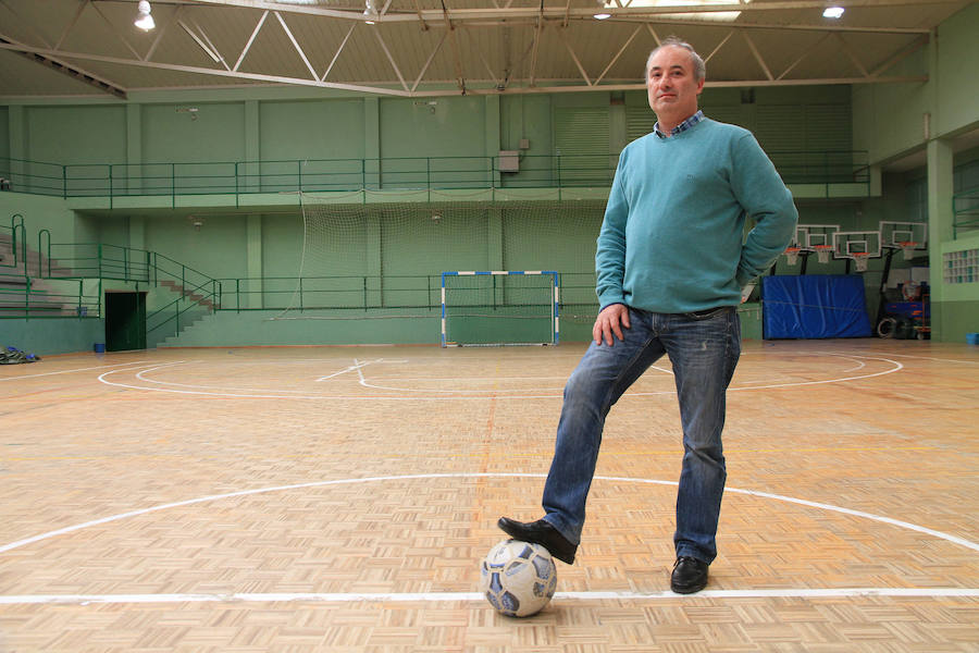 Luis Martín, con un balón en el centro de la cancha de los Maristas.