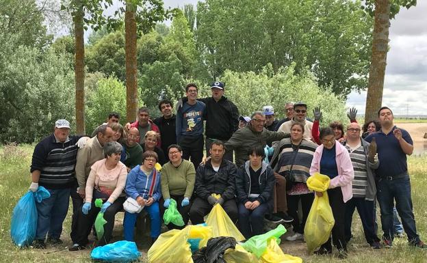 Participantes en la recogida de basura en el río Tormes a su paso por el municipio de Huerta. 