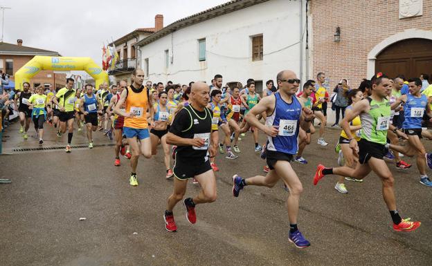 Varios atletas tratan de coger la cabeza de la carrera tras la salida. 