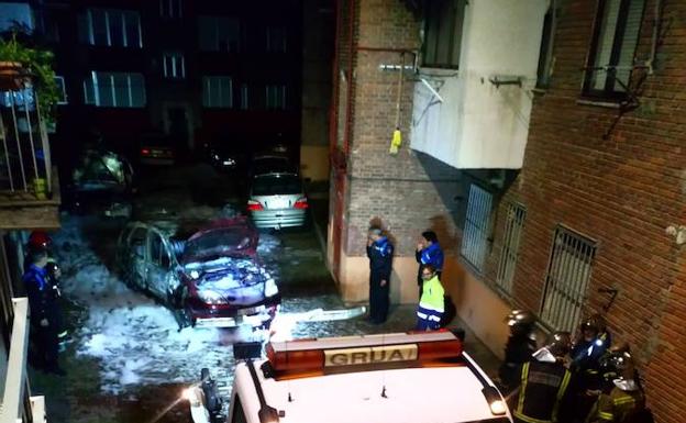 Coche calcinado apagado por los Bomberos.