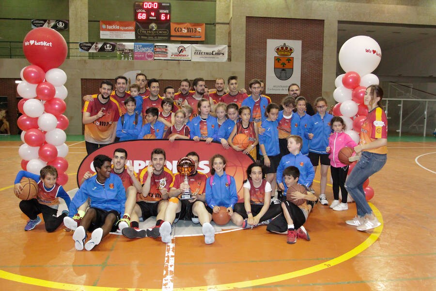 Los equipos del equipo organizador del torneo se imponen a Villares (chicos) y Aldeatejada (chicas) en las finales