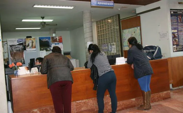 Tres mujeres, en la recepción del centro de salud de Cuéllar. 