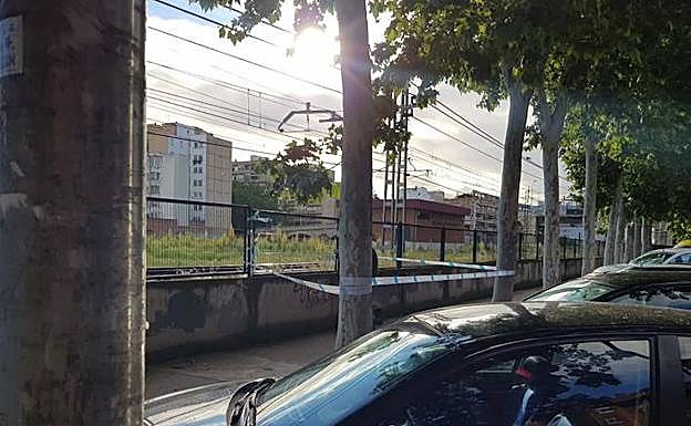 Avenida Reyes Católicos, acordonada en el lugar próximo a la vía donde ha ocurrido el suceso. 
