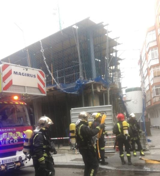 Los Bomberos trabajan en la extinción del fuego que parece comenzó en la campana extractora del establecimiento