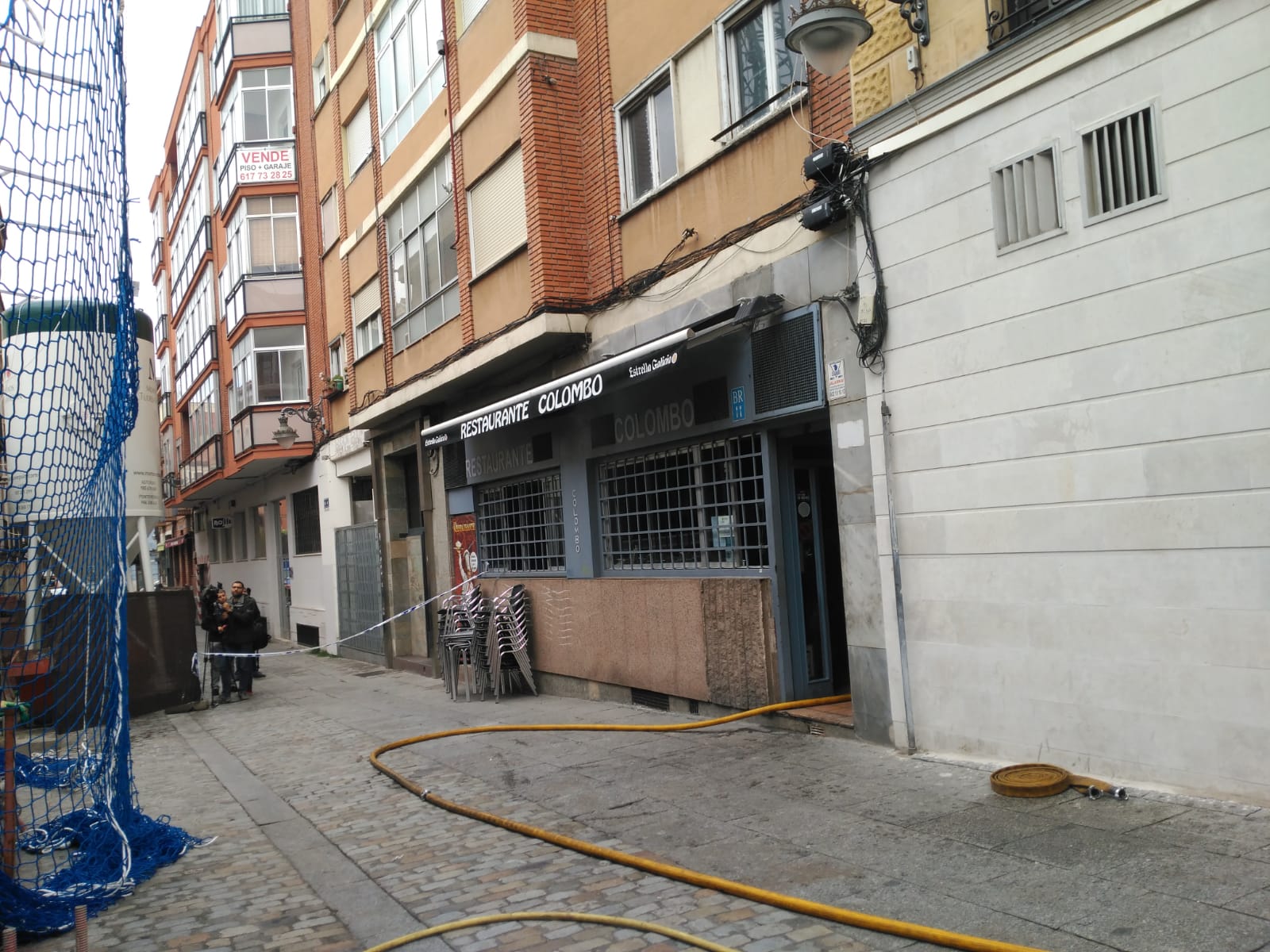 Los Bomberos trabajan en la extinción del fuego que parece comenzó en la campana extractora del establecimiento