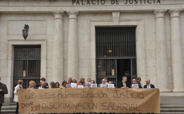 Protesta de letrados de Justicia a las puertas de la sede de la Audiencia Provincial de Valladolid, en calle Angustias. 