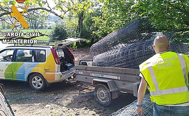 La Guardia Civil, con el material recuperado. 