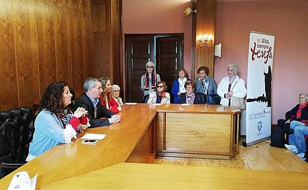 El alcalde de Alba de Tormes, Jesús Blázquez, en el centro, recibió a las mujeres.