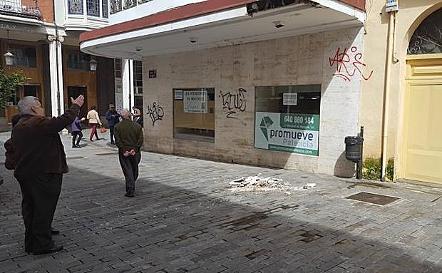 Un hombre señala la zona del desprendimiento. 