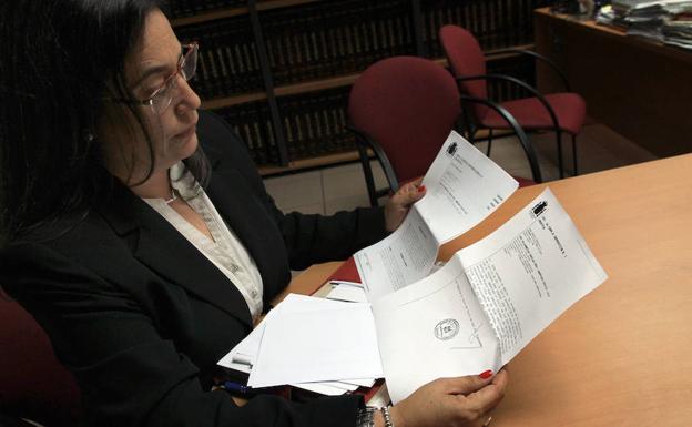 La abogada del sargento de la Guardia Civil, Susana Moreno, muestra documentos judiciales durante la entrevista. 