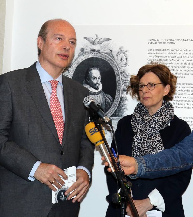 La muestra reúne alrededor de 200 dibujos, medallas, monedas, billetes, décimos de lotería y sellos expedidos por la Real Casa de la moneda a lo largo de los últimos 150 años, en torno al escritor de 'El Quijote'