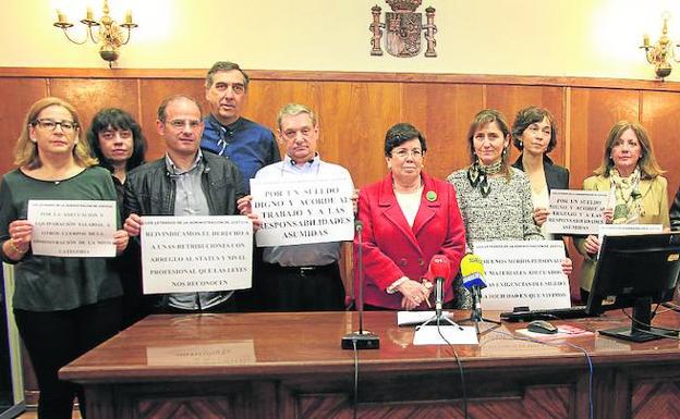 Protesta de los letrados de Justicia, ayer, en una sala de vistas de la Audiencia de Segovia. 