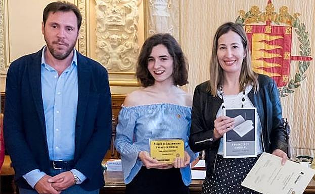 El alcalde de Valladolid, Óscar Puente, junto con la alumna, Alba María Álvarez Parrado, ganadora del Premio del Columnismo para Jóvenes Escritores de Valladolid. 
