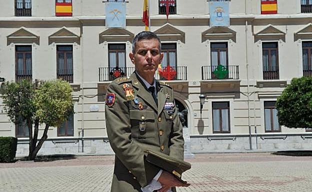 Santiago Aguado, coronel director de la Academia de Caballería. 