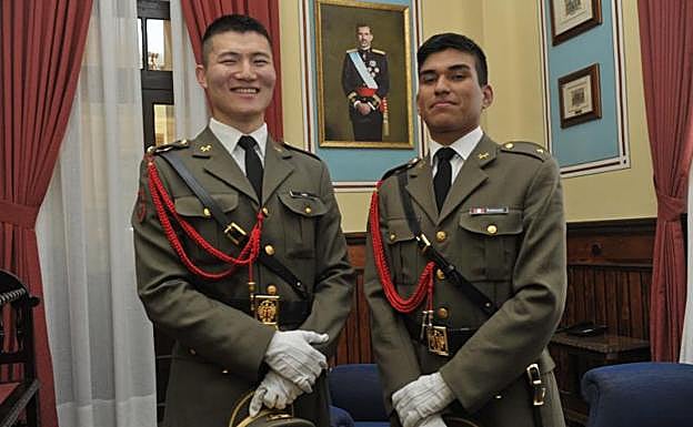 Los futuros tenientes, el coreano Cheolsoon Park, y el peruano Gustavo Alonso Rodríguez. 