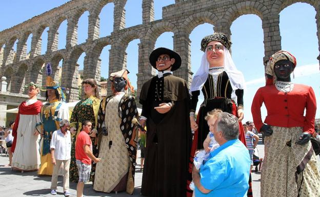 Gigantes y cabezudos junto al Acueducto de Segovia, en las fiestas del año pasado. 