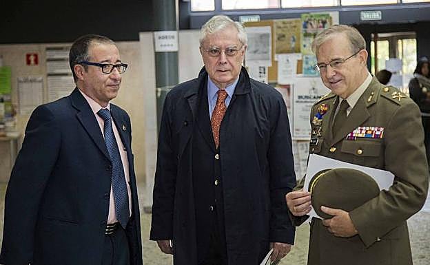 Miguel Ángel Ballesteros (derecha), en la inauguracion de uno de los encuentros sobre valores democráticos y Fuerzas Armadas en el campus María Zambrano. 