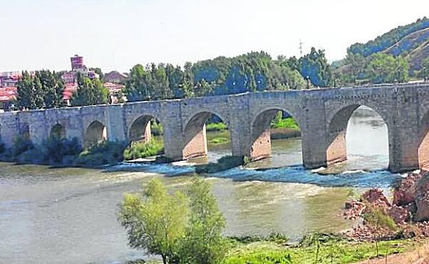 Puente medieval de Cabezón sobre el río Pisuerga.